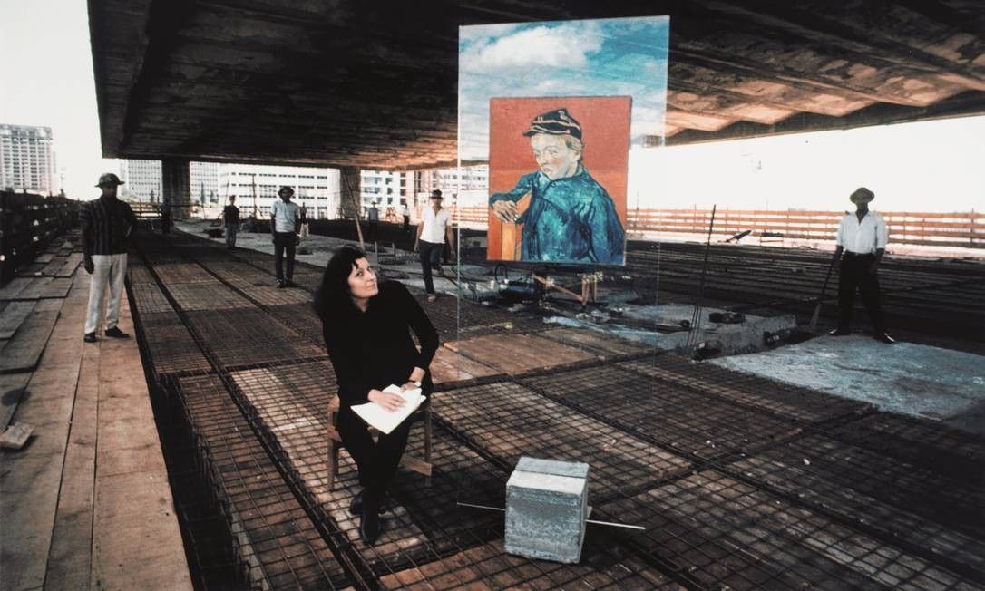Lina Bo Bardi en la construcción del MASP en Avenida Paulista junto al prototipo del caballete de vidrio con la reproducción de El estudiante de Vincent van Gogh en 1967 Colección Instituto Bardi / Casa de Vidro São Paulo. Fotografía: Lew Parrella
